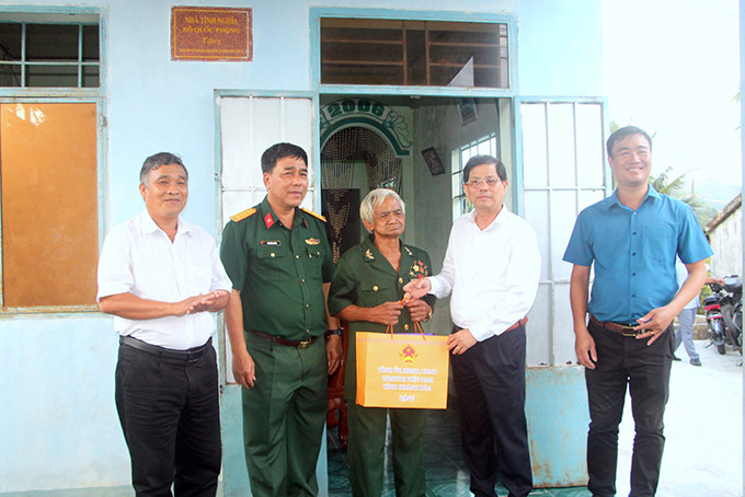 Ông Nguyễn Tấn Tuân tặng quà cho Anh hùng Lực lượng vũ trang nhân dân Bo Bo Tới.
