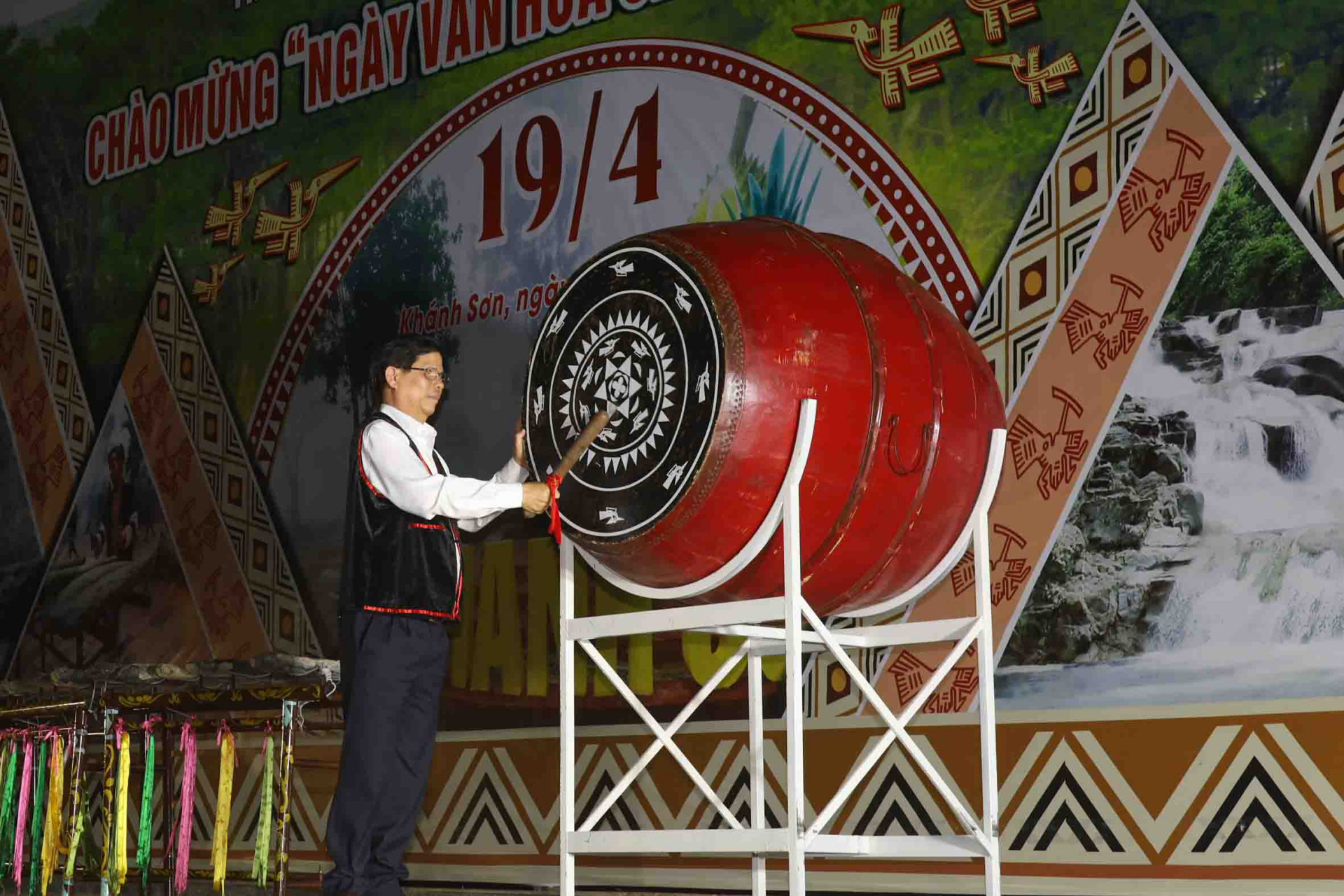 Ông Nguyễn Tấn Tuân đánh trống khai mạc Ngày văn hóa các dân tộc Việt Nam trên địa bàn huyện Khánh Sơn.