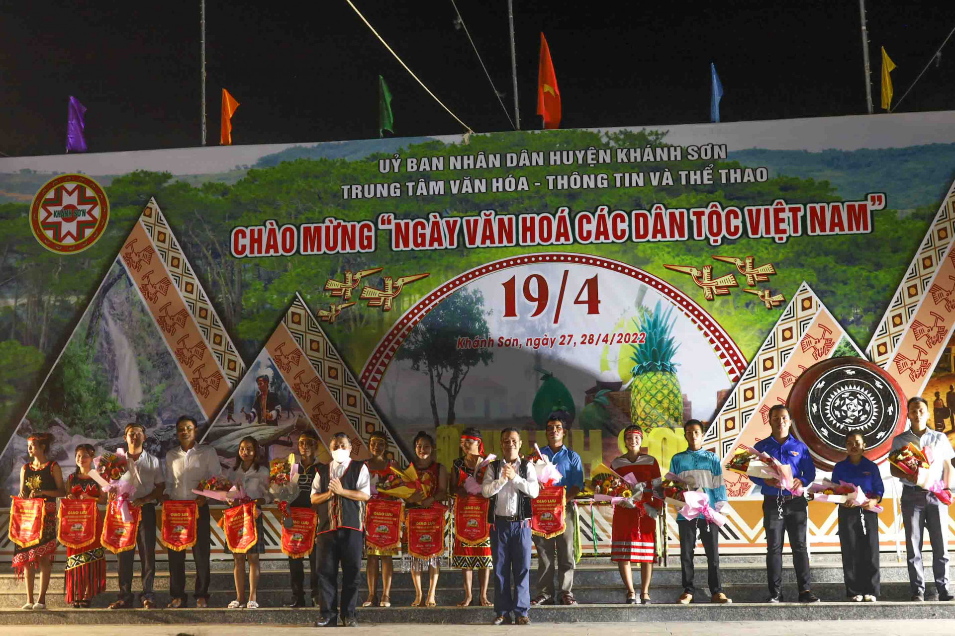 Lãnh đạo huyện Khánh Sơn tặng cờ lưu niệm và hoa cho đại diện các đoàn về tham gia Ngày văn hóa các dân tộc Việt Nam.