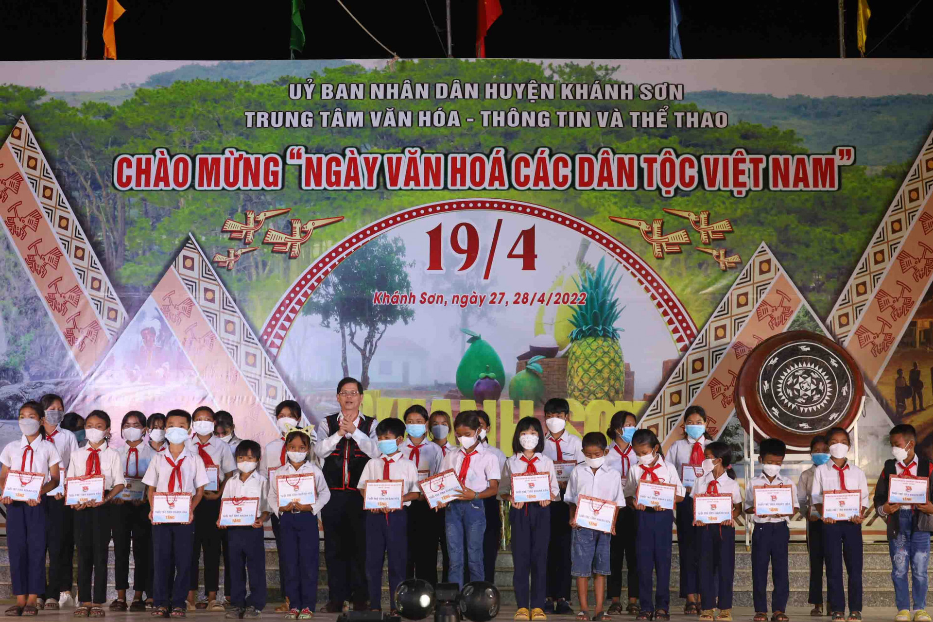 Ông Nguyễn Tấn Tuân tặng quà cho học sinh vượt khó học giỏi của huyện Khánh Sơn. 