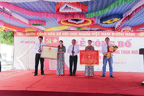 Thừa ủy quền Chủ tịch UBND tỉnh, ông Nguyễn Minh Thư-Phó Chủ tịch UBND thị xã Ninh Hòa trao Công nhận xã đạt chuẩn nông thôn mới cho xã Ninh Ích.