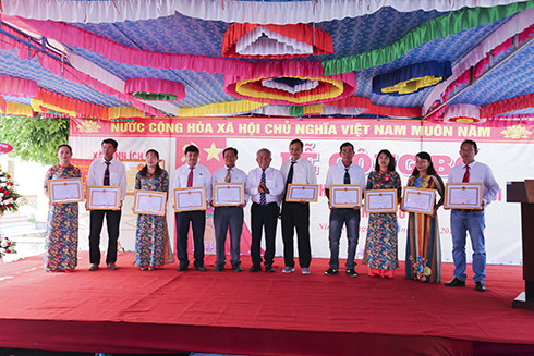 UBND Thị xã Ninh Hòa tặng giấy khen cho các tập thể, cá nhân.