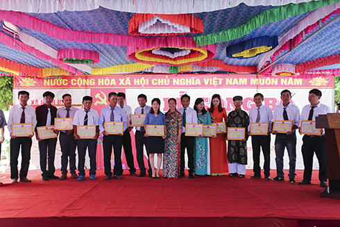 UBND xã Ninh Ích trao khen thưởng cho các tập thể, cá nhân có thành tích xuất sắc trong phong trào thi đua  