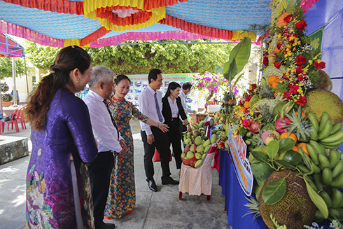 Các đại biểu tham quan các sản phẩm nông sản của xã Ninh Ích.