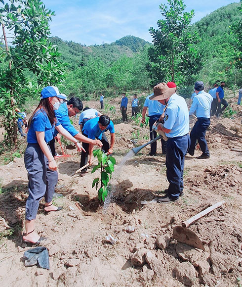 Đoàn viên của hai đơn vị trồng, chăm sóc cây tại lễ ra quân