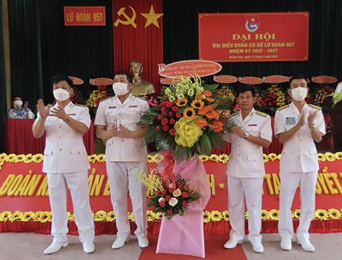 Đảng ủy Lữ đoàn 957 tặng hoa chúc mừng đại hội