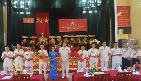 Lãnh đạo Lữ đoàn và đại biểu tặng hoa chúc mừng Ban chấp hành khóa mới