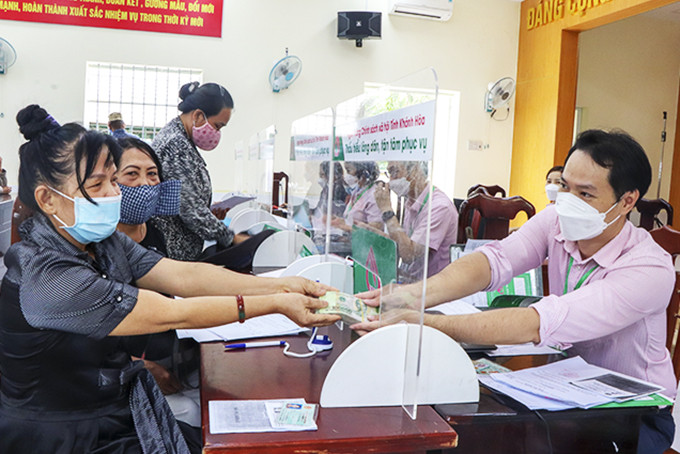 Ngân hàng  Chính sách  xã hội tỉnh  giải ngân vốn vay cho hộ nghèo  tại xã Vĩnh Thạnh, TP. Nha Trang.