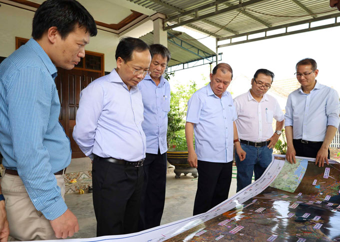Ông Nguyễn Duy Lâm - Thứ trưởng Bộ Giao thông vận tải (thứ 2 từ trái qua) và đồng chí Nguyễn Anh Tuấn - Phó Chủ tịch UBND tỉnh (thứ 3 từ phải qua) khảo sát tại nút giao với Quốc lộ 26.