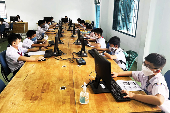Học sinh tiểu học tham dự Hội thi Tin học trẻ TP. Nha Trang năm 2022. Ảnh: V.Thành 