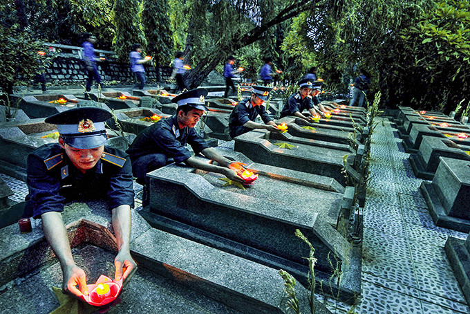 Các chiến sĩ trẻ thắp nến tri ân các anh hùng liệt sĩ tại Nghĩa trang Liệt sĩ Hòn Dung (Nha Trang).