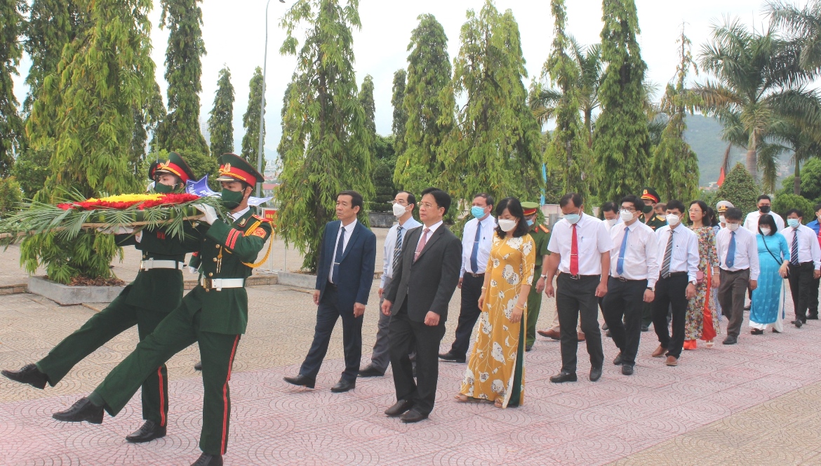Đoàn đại biểu Thành ủy, HĐND, UBND, UBMTTQ Việt Nam TP. Nha Trang do ông Hồ Văn Mừng dẫn đầu vào viếng.