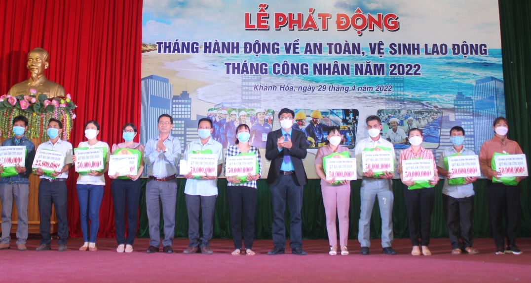 Lãnh đạo LĐLĐ tỉnh trao kinh phí hỗ trợ xây nhà mái ấm cho đoàn viên, người lao động có hoàn cảnh khó khăn.