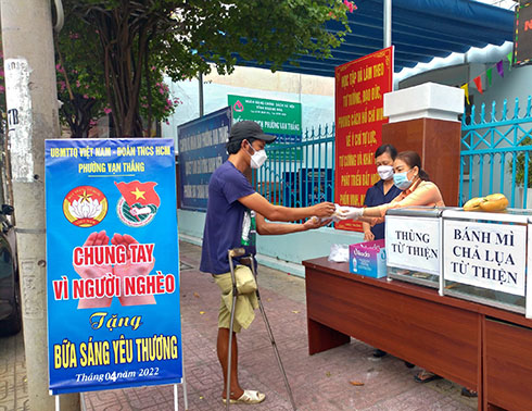 Trao 120 suất bánh mì cho lao động nghèo, khó khăn