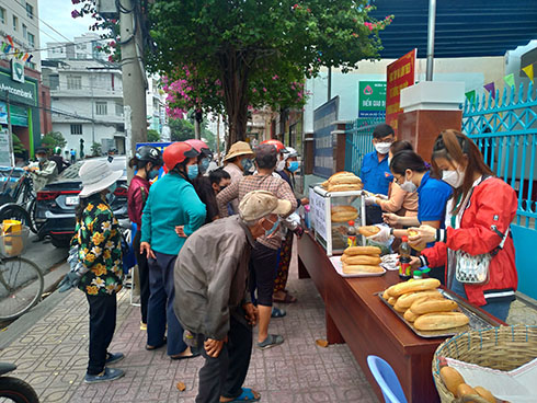 Rất đông người dân xếp hàng nhận bánh