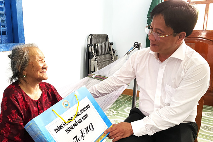 Ông Hồ Văn Mừng thăm, tặng quà Mẹ Việt Nam Anh hùng Trần Thị Nhị.