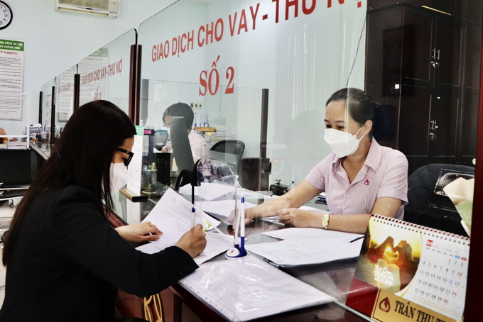 Một khách hàng ở TP. Nha Trang được giải ngân vốn vay nhà ở xã hội  trong sáng 29-4. 