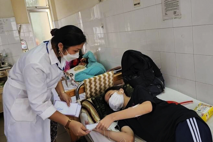 Đại diện bệnh viện trao quà  cho bệnh nhân Khoa Ung bướu.