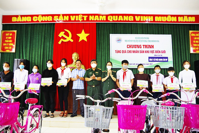 Trao xe đạp cho học sinh có hoàn cảnh khó khăn tại huyện Cam Lâm. 