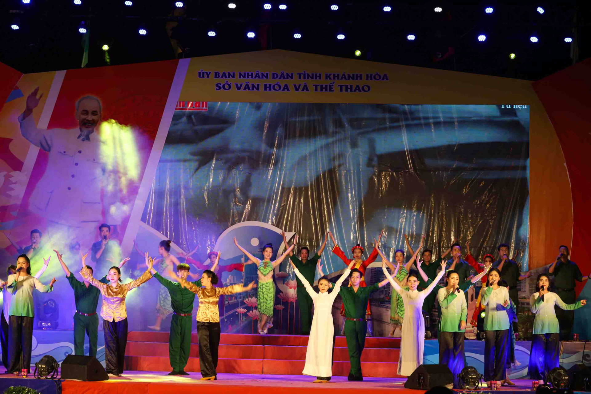 Tiết mục hát múa Hát mừng Nha Trang giải phóng mở đầu chương trình biểu diễn nghệ thuật. 