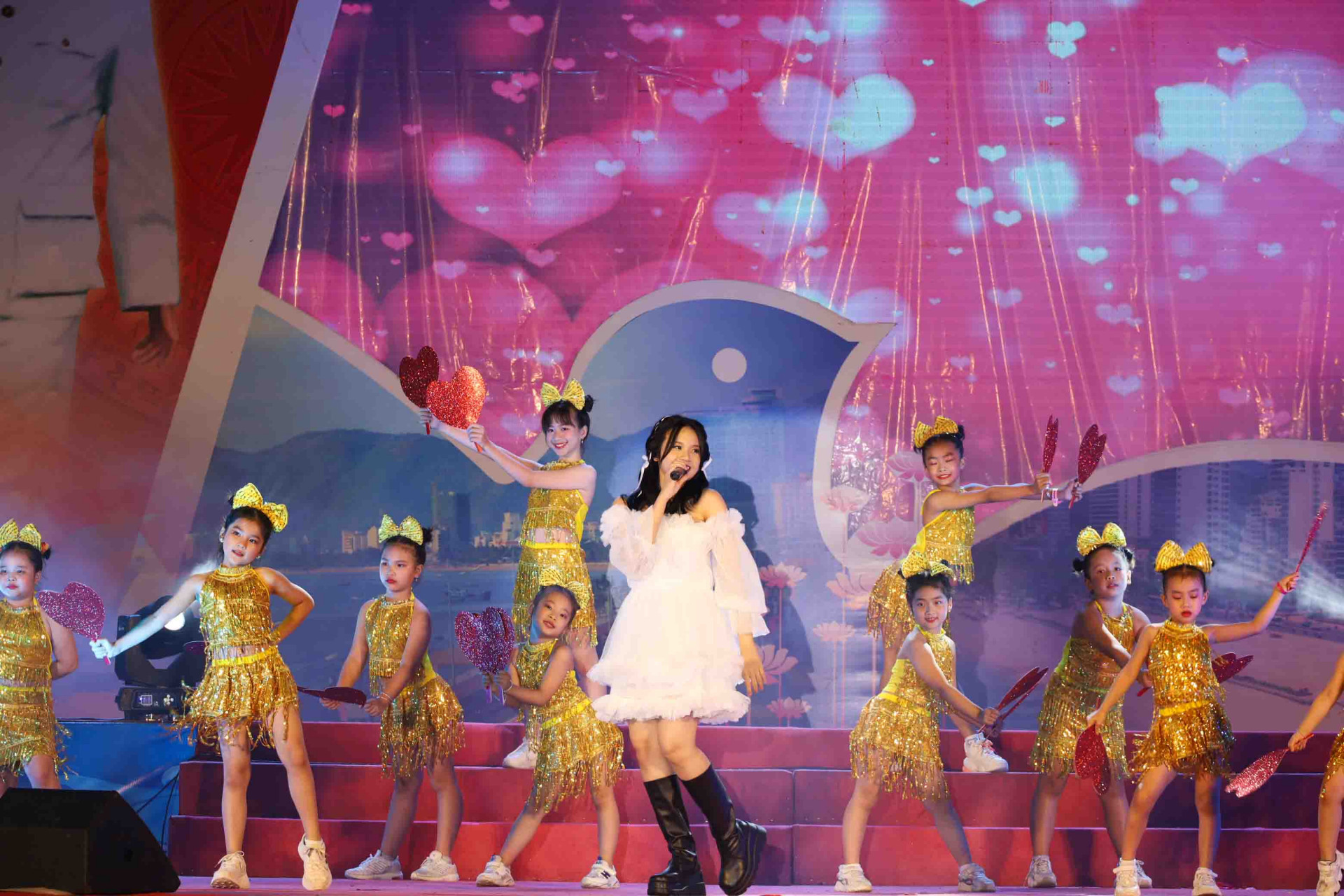 Ca sĩ nhí Trương Thúy Quỳnh cùng nhóm múa Talent Kids thể hiện ca khúc Một trái tim - Một quê hương. 