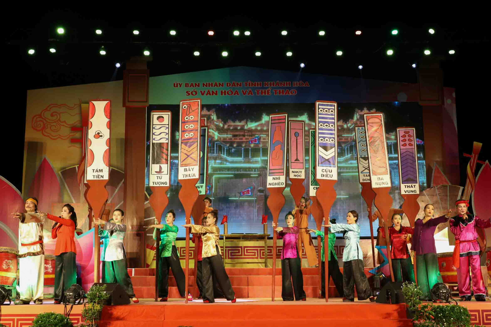 Màn trình diễn nghệ thuật bài chòi của Nhà hát Nghệ thuật truyền thống tỉnh Khánh Hòa mở đầu chương trình liên hoan. 