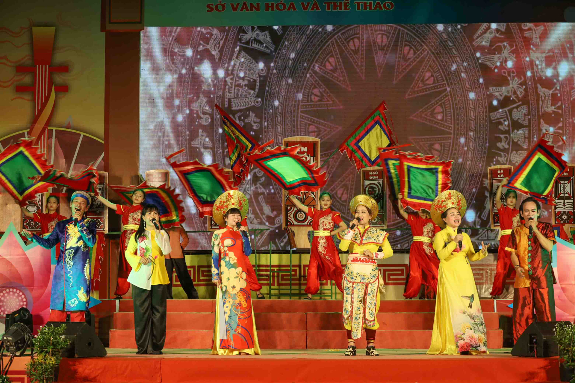 Đoàn nghệ thuật quần chúng tỉnh Phú Yên mang đến liên hoan một chương trình biểu diễn có sự đầu tư công phu với 4 tiết mục múa hát các làn điệu bài chòi và biểu diễn trích đoạn bài chòi Tiếng trống Mê Linh. 