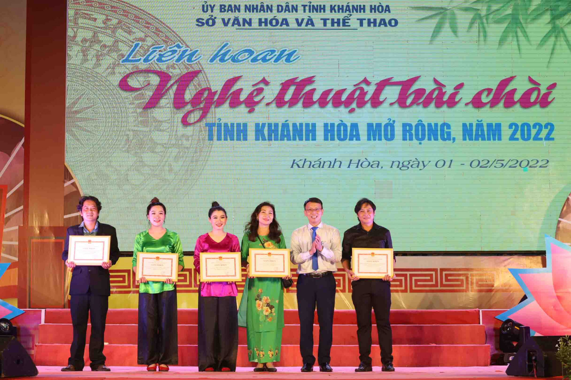 Leadership of Khanh Hoa Provincial Department of Culture and Sports giving certificates of merit to Khanh Hoa’s Bai Choi delegations