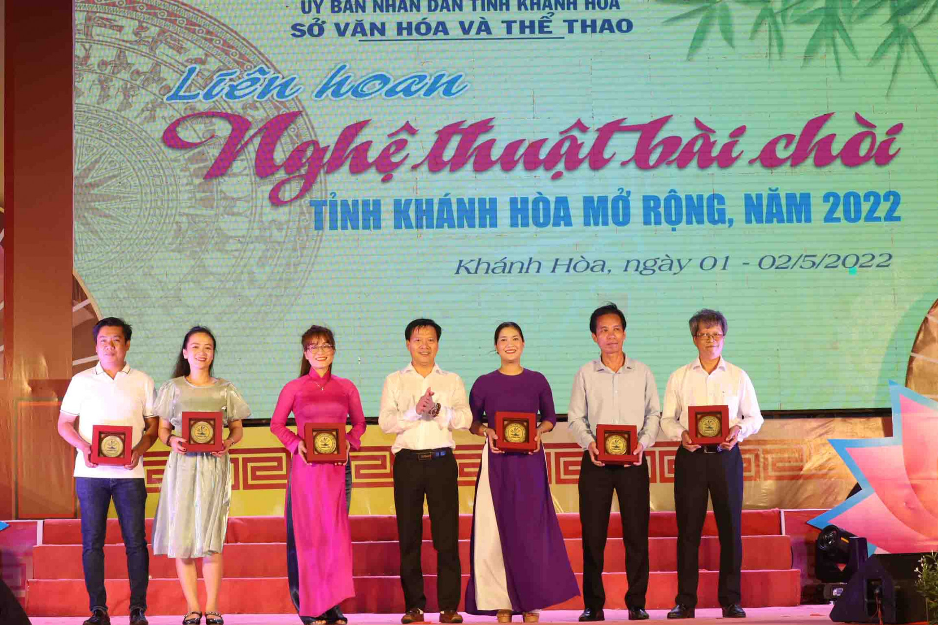 Leadership of Nha Trang City People's Committee giving souvenirs to Bai Choi delegations from outside the province