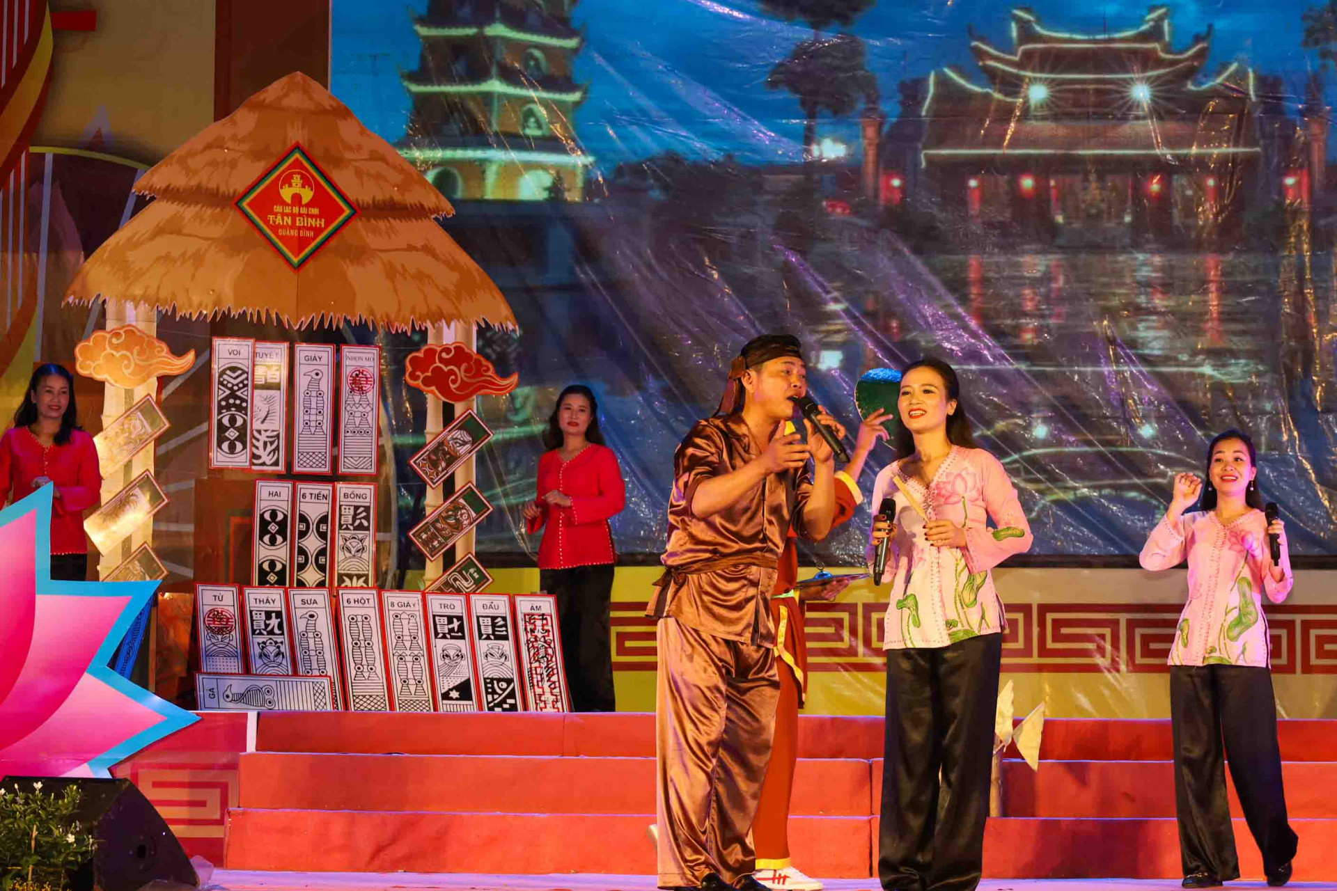 Phần trình diễn của các nghệ nhân bài chòi tỉnh Quảng Bình để lại nhiều ấn tượng với khán giả. Nghệ thuật bài chòi ở địa phương Bắc Trung Bộ đã được người dân khéo léo sử dụng các làn điệu dân ca của địa phương để hát hô các quân bài. 