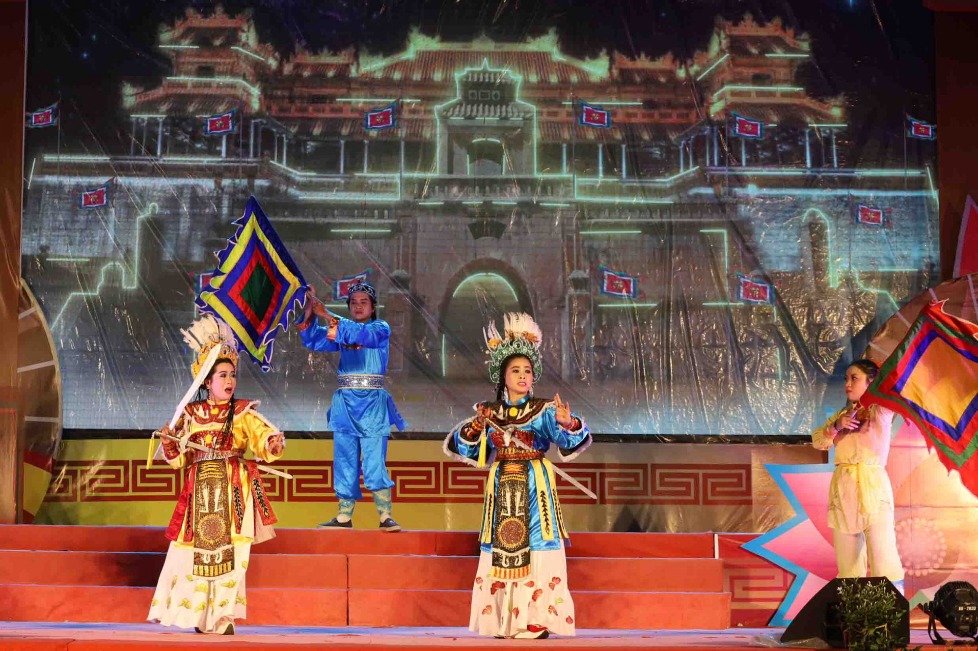 Các nghệ nhân bài chòi của Trung tâm Văn hóa - Điện ảnh tỉnh Khánh Hòa biểu diễn trích đoạn bài chòi Tiếng trống Mê Linh. 