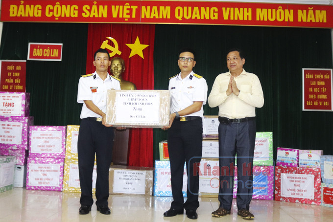 Ông Lê Hữu Thọ - Ủy viên Ban Thường vụ Tỉnh ủy, Trưởng ban Tuyên giáo Tỉnh ủy trao quà của UBND tỉnh tại đảo Cô Lin.