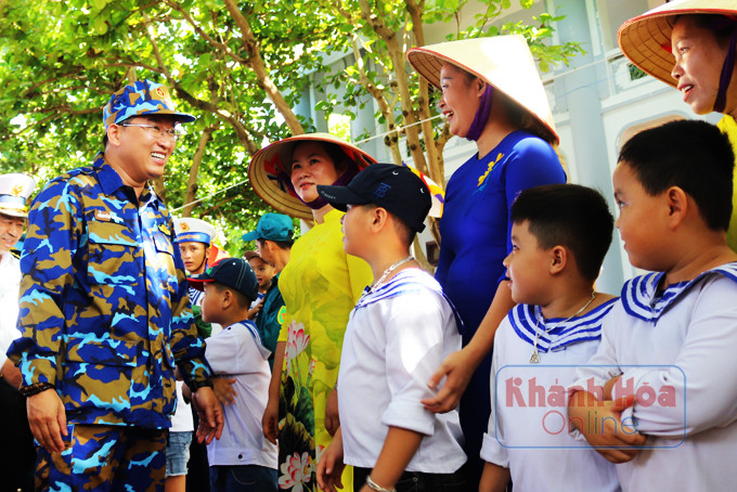 Ông Nguyễn Hải Ninh thăm hỏi, động viên quân và dân trên đảo Trường Sa.
