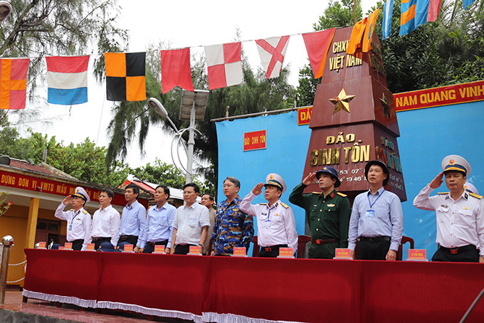 Lễ mít tinh kỷ niệm 47 năm Ngày giải phóng Trường Sa trên đảo Sinh Tồn.