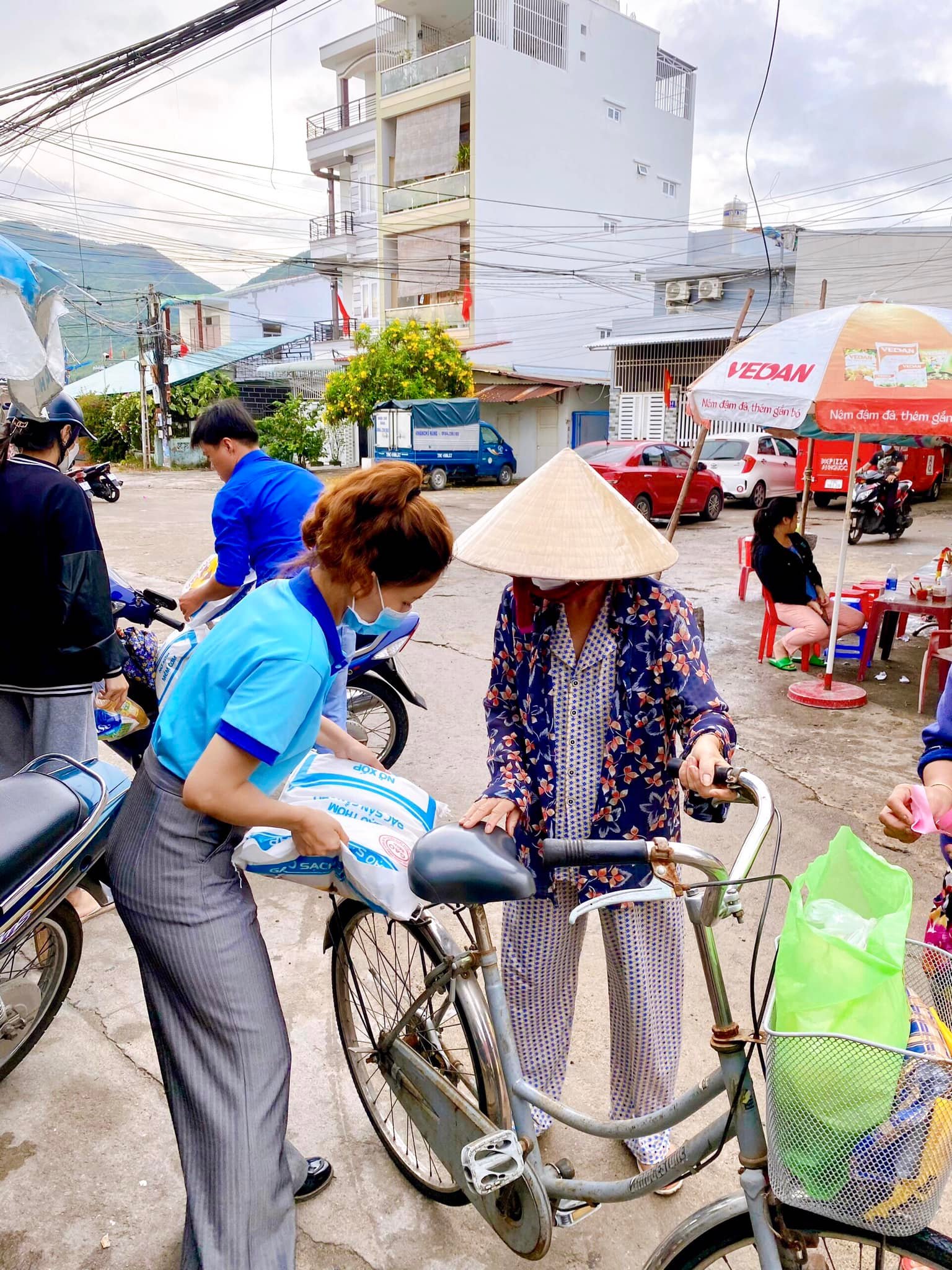 Gạo được trao tận tay cho các hộ dân.