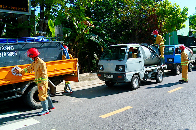 Tổ xe tiếp nước chữa cháy.