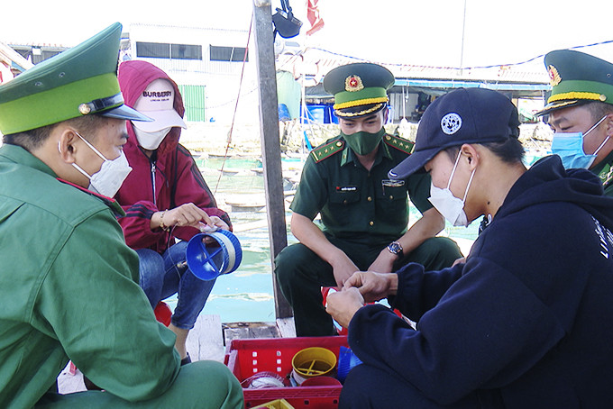 Cán bộ, đoàn viên Bộ đội Biên phòng tỉnh tuyên truyền Luật Biên phòng Việt Nam cho người dân xã Ninh Phước.