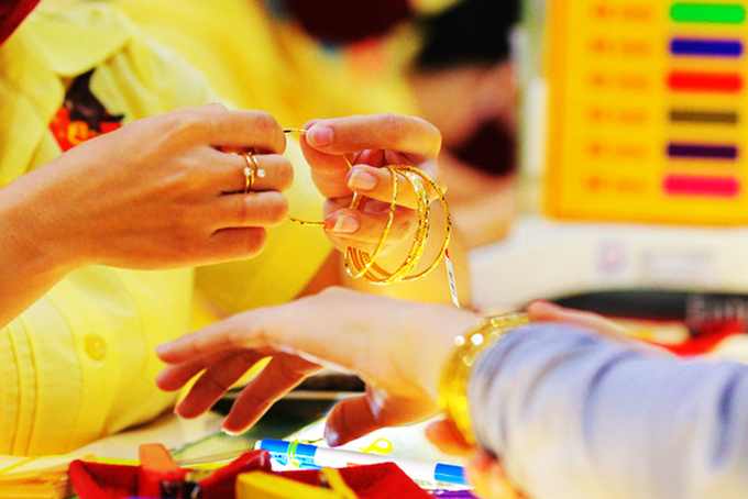 Giá vàng giảm cả trăm nghìn đồng