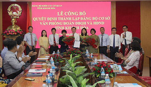 Ông Trần Mạnh Dũng (bìa phải) và bà Phạm Thị Khánh Hương (thứ 4 từ trái sang) tặng hoa chúc mừng Ban Chấp hành Đảng bộ cơ sở Văn phòng Đoàn Đại biểu Quốc hội và HĐND tỉnh.