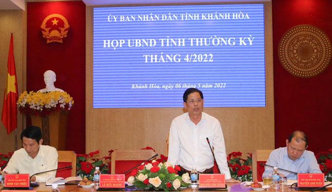 Ông Nguyễn Tấn Tuân phát biểu tại cuộc họp.