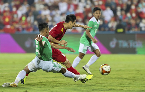 Cú vẩy má ngoài Hùng Dũng nâng tỷ số lên 2-0 cho U23 Việt Nam trong trận thắng trước U23 Indonesia. (Nguồn: Tuan Huu Pham)