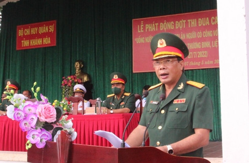 Đại tá Trịnh Việt Thành phát biểu phát động đợt thi đua cao điểm.