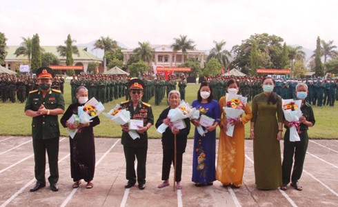 Đại tá Đỗ Thanh Xuân (bìa trái) và bà Phạm Thị Xuân Trang (thứ hai từ phải sang) trao quà tặng Mẹ Việt Nam anh hùng, anh hùng LLVT nhân dân, thương binh, thân nhân liệt sĩ.