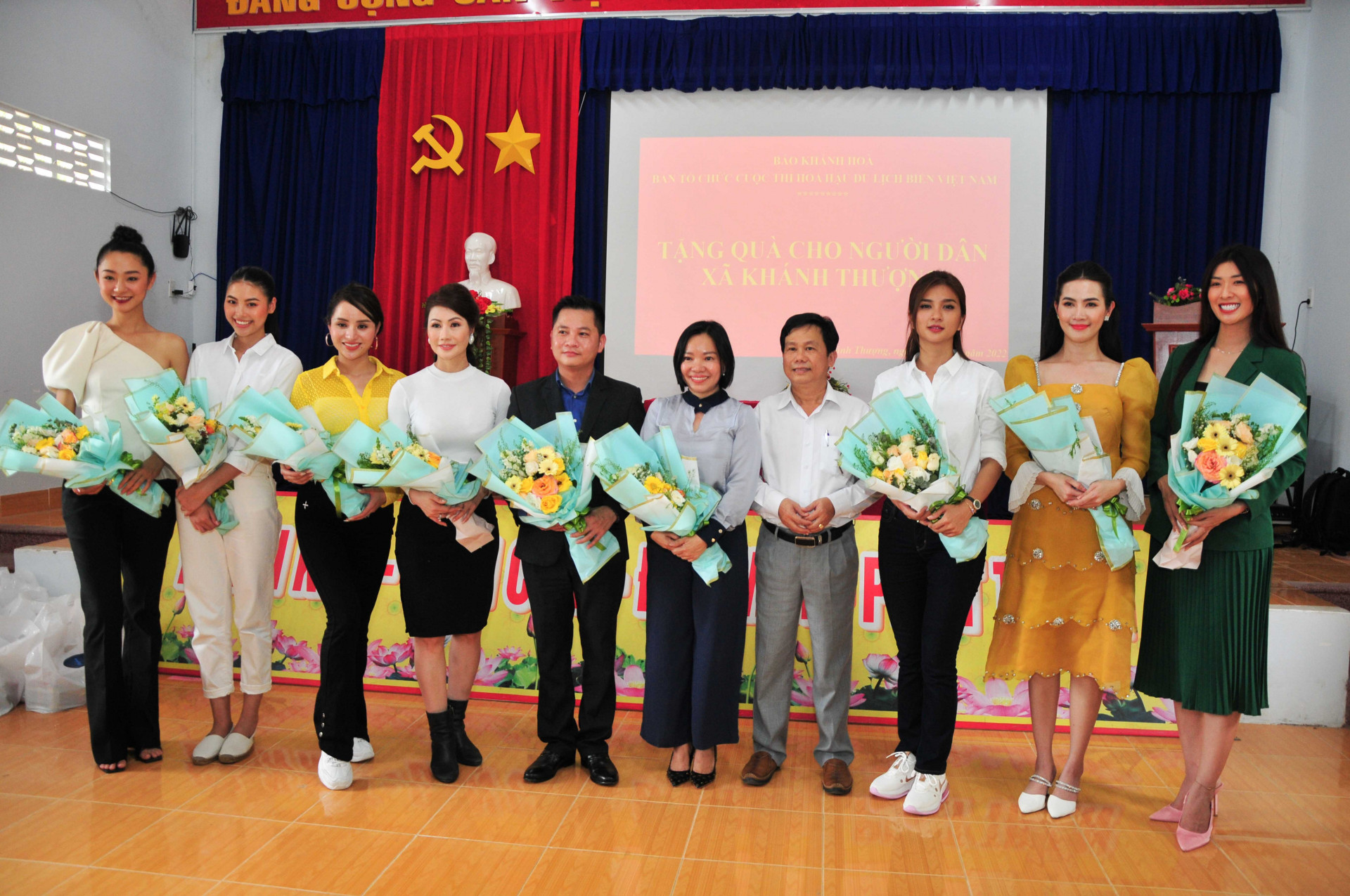 Lãnh đạo UBND xã Khánh Thượng tặng hoa tri ân các đơn vị và các đại sứ, người đẹp