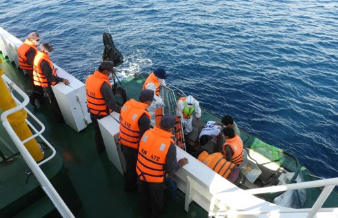 Cán bộ, nhân viên Tàu KN472 đưa bệnh nhân lên tàu để chuyển về đảo Trường Sa Lớn điều trị.