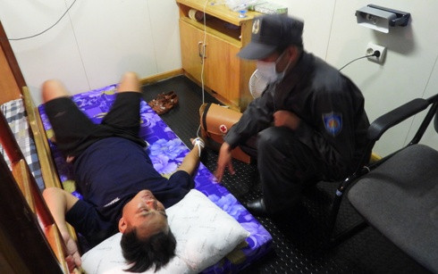 Cán bộ, nhân viên Tàu KN472 kiểm tra theo dõi sức khỏe cho bệnh nhân.