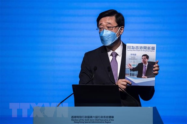 Ứng cử viên Trưởng Đặc khu hành chính Hong Kong (Trung Quốc), ông Lý Gia Siêu, công bố cương lĩnh tranh cử tại Hong Kong ngày 29/4. (Ảnh: AFP/TTXVN)