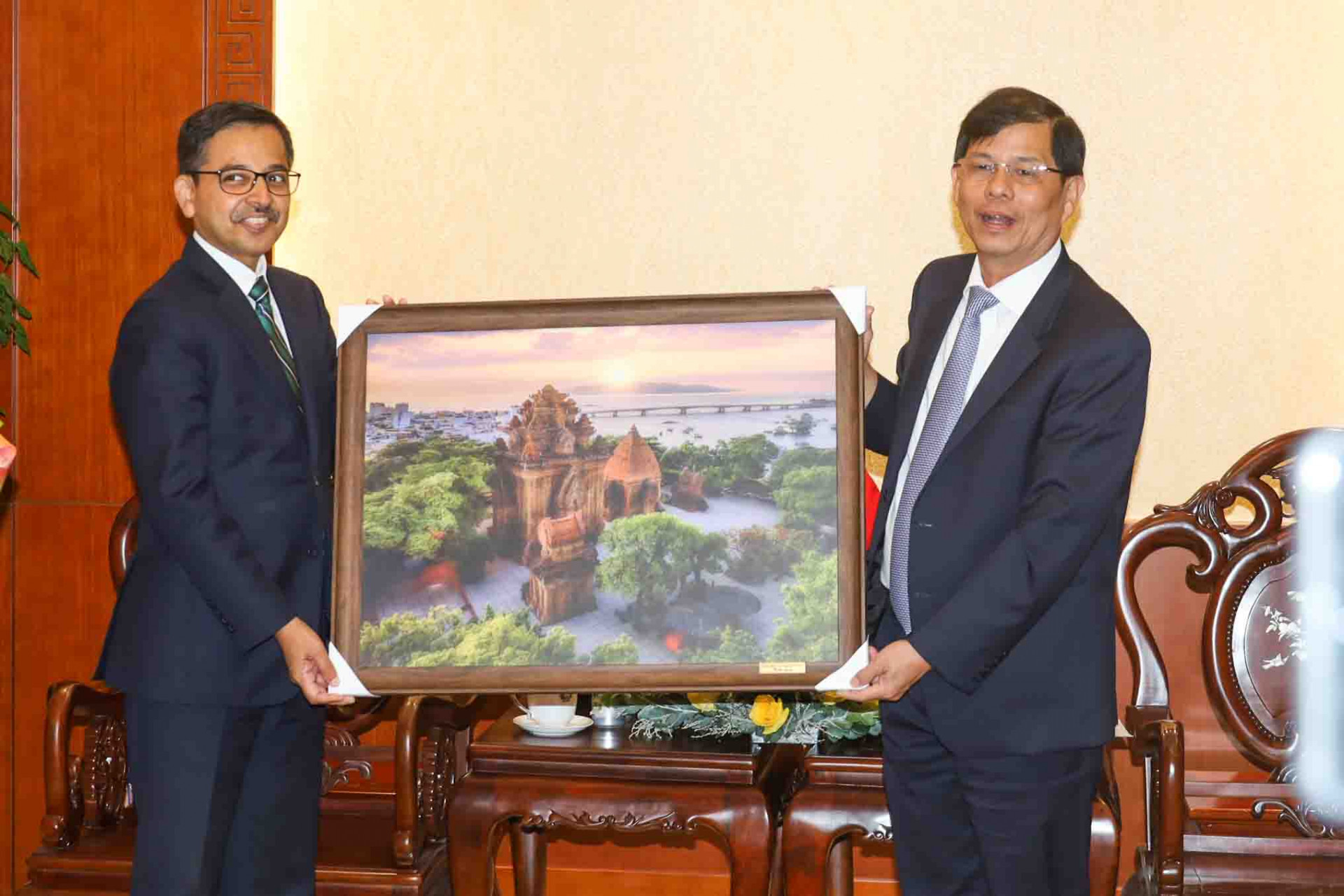 Ông Nguyễn Tấn Tuân tặng quà lưu niệm cho ông Pranay Verma - Đại sứ Ấn Độ. 