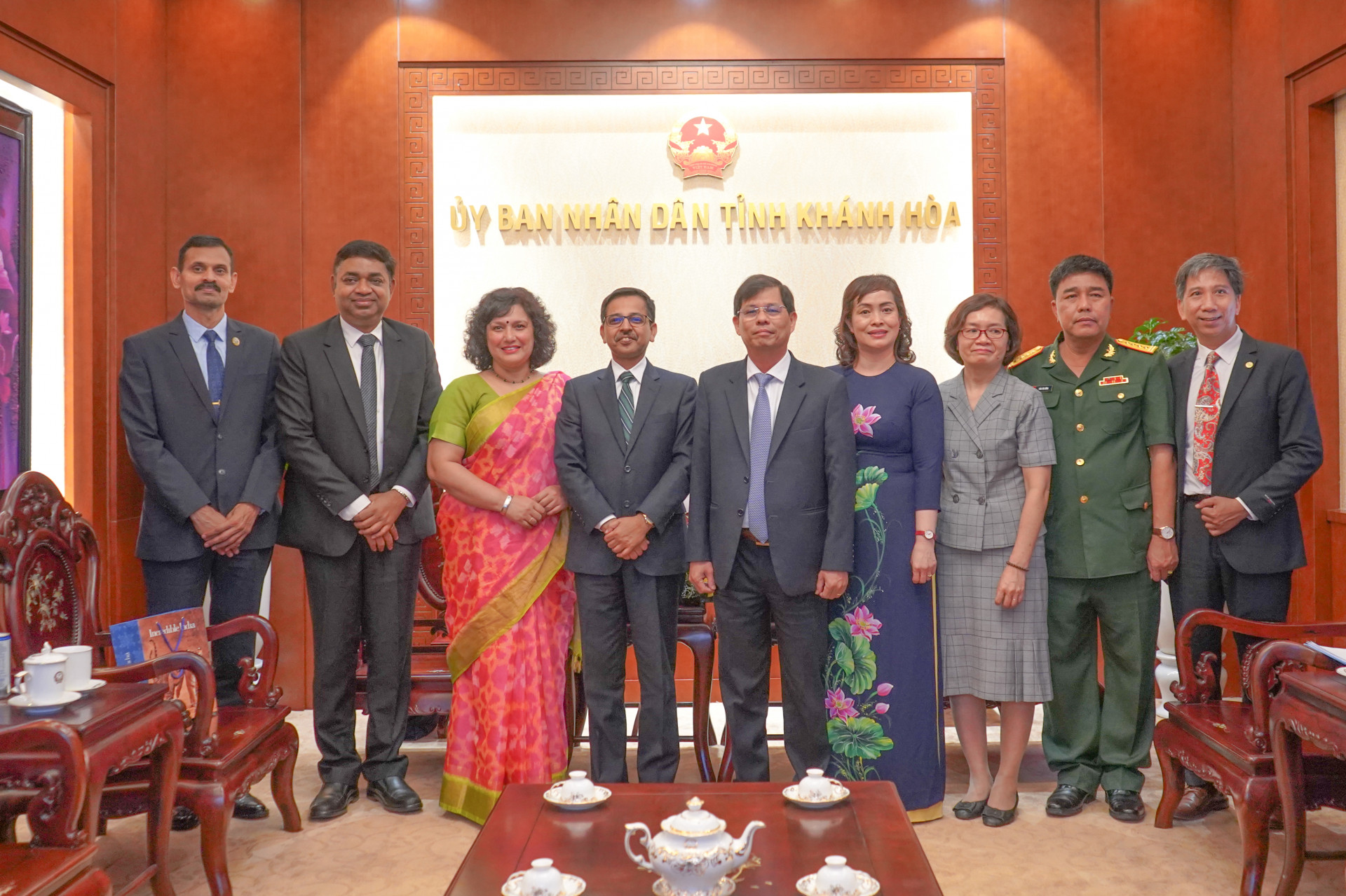 Ông Nguyễn Tấn Tuân cùng lãnh đạo một số sở, ngành của tỉnh chụp hình lưu niệm với thành viên đoàn công tác do Đại sứ Ấn Độ dẫn đầu. 