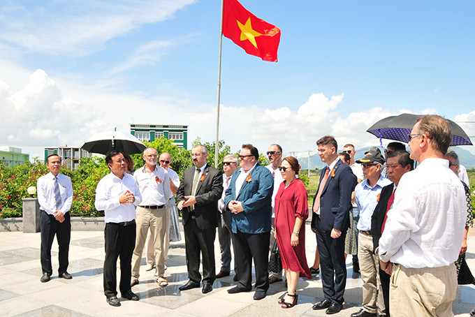 Các đại biểu cùng ôn ôn lại lịch sử ngày Chiến thắng phát xít, tưởng nhớ các quân nhân Liên Xô/ Liên bang Nga và Việt Nam hy sinh vì hòa bình và ổn định khu vực